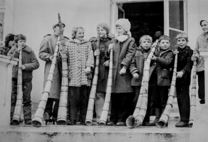 Grupa dzieci stojąca z ligawkami na schodach