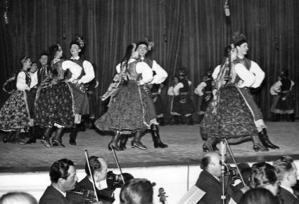 Zespół "Mazowsze" tańczy Krakowiaka podczas tzw. drugiej premiery Zespołu, 11.11.1956
