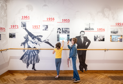 Dzieci zwiedzające Centrum FOlkloru Polskiego "Karolin" oglądają oś czasu w sali "Mazowsze: Perła w Koronie Rzeczypospolitej"