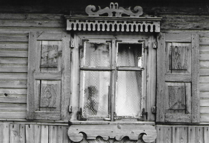 Drewniane, zdobione okiennice