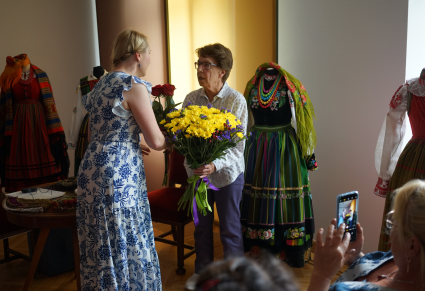 Wioletta Milczuk - osoba prowadząca spotkanie - wręcza Katarzynie Klepacz kwiaty.