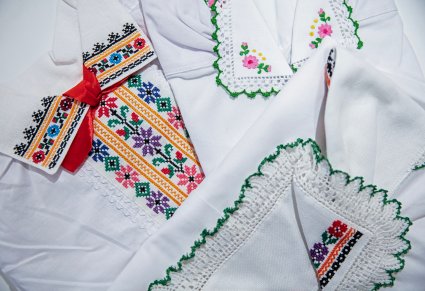 Koszule z haftami opoczyńskimi - haft płaski i haft krzyżykowy - na kołnierzach i mankietach