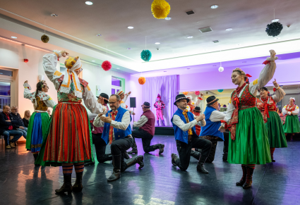 Pary Zespołu "Wilamowice" ubrane w stroje wilamowskie prezentują taniec ze swojego repertuaru podczas potańcówki na Sali Kameralnej Centrum Folkloru Polskiego "Karolin"