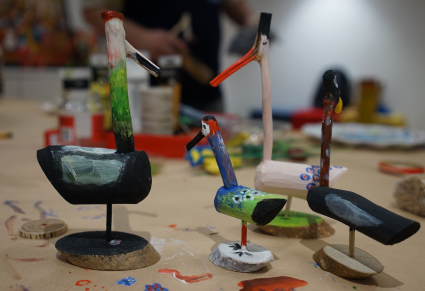 Pomalowane drewniane ptaszki na stole w Sali Edukacyjnej CFP