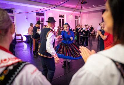 Para w strojach regionalnych tańczy na Sali Kameralnej Centrum Folkloru Polskiego "Karolin" .