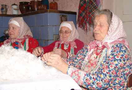 Kobiety podczas darcia pierza