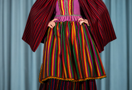 Uczestniczka "Pokazu Mazowszańskiej Mody" na wybiegu ubrana w elementach kostiumu kieleckiego
