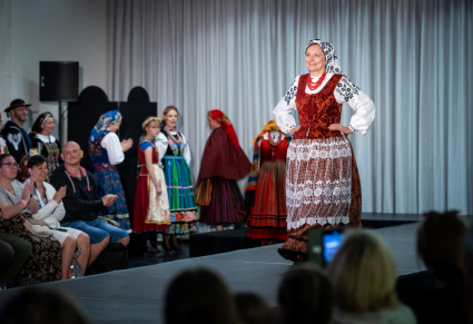 Uczestniczka "Pokazu Mazowszańskiej Mody" na wybiegu ubrana w kostium wilanowski