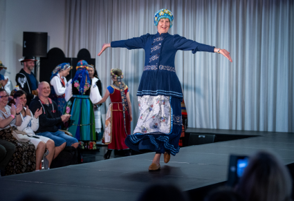 Uczestniczka "Pokazu Mazowszańskiej Mody" na wybiegu w kostiumie raciborskim
