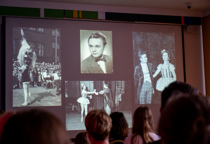 Uczestnicy spotkania patrzą w stronę projektora na którym są wyświetlone zdjęcia archiwalne Michała Jarczyka