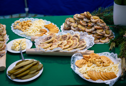 Poczęstunek regionalny przygotowany przez Koło Gospodyń Wiejskich z Kościeliska, w tym oscypki, korbocze, chleb ze smalcem i ogórki kiszone