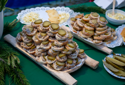 Poczęstunek regionalny przygotowany przez Koło Gospodyń Wiejskich z Kościeliska, w tym oscypki, korbocze, chleb ze smalcem i ogórki kiszone