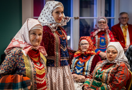 Kobiety w strojach odświętnych wilanowskich podczas prelekcji w Centrum Folkloru Polskiego "Karolin"