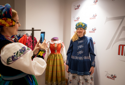Gość "Mazowszańskiej Garderoby" przebrany w kostium raciborski pozuje do zdjęcia