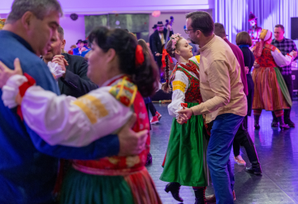 Goście potańcówki tańczą z członkami Zespołu Regionalnego "Wilamowice"