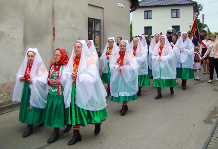 Kobiety w najbardziej odświętnym stroju wilamowskim idące w procesji Bożego Ciała