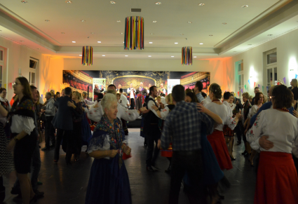 Pary tańczące na sali kameralnej podczas potańcówki w Centrum Folkloru Polskiego.  W tle widać scenkę na której stroi Krasocka Kapela
