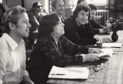 Komisja wybiera nowych członków Zespołu, czarno-białe zdjęcie, przy stole od lewej siedzi mężczyzna obok niego Mira Zimińska-Sygietyńska, dalej dwóch mężczyzn.