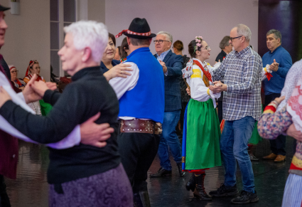 Uczestnicy potańcówki tańczą w parach na Sali Kameralnej Centrum Folkloru Polskiego "Karolin".