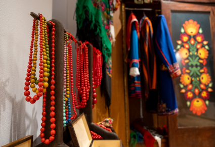 Korale i kostiumy w "Mazowszańskiej Garderobie" - przebieralnia dla gości Nocy Muzeów w Karolinie