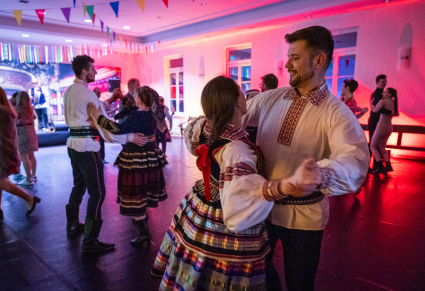 Uczestnicy potańcówki tańczą w parach na Sali Kameralnej Centrum Folkloru Polskiego "Karolin". Część tancerzy ubranych jest w stroje krzczonowskie