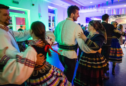 Uczestnicy potańcówki tańczą w parach na Sali Kameralnej Centrum Folkloru Polskiego "Karolin". Część tancerzy ubranych jest w stroje krzczonowskie