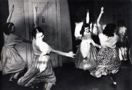 Zespół podczas próby, cztery kobiety tańczą, wirują im spódnice