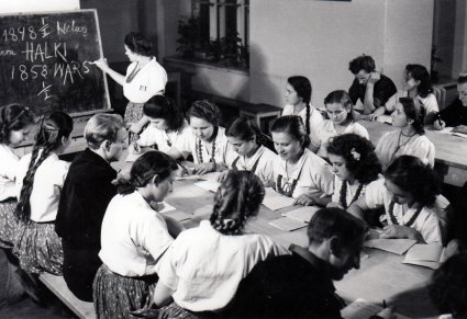 Uczniowie Zespołu podczas zajęć edukacyjnych w sali, przy tablicy nauczycielka tłumacząca zadanie
