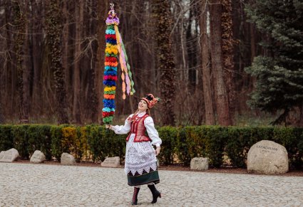 Palma wielkanocna wspólnie stworzona przez uczestników XIII Jarmarku w Karolinie
