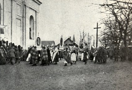 Czarno białe zdjęcie, procesja przed kościołem
