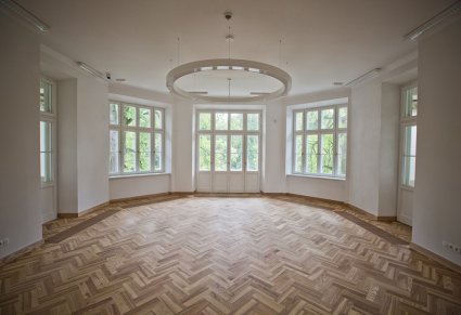 Foyer po renowacji, czyste, białe ściany, drewniana podłoga