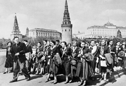 Liczna grupa Zespołu na czele z Tadeuszem i Mirą Sygietyńskimi spacerują, w tle moskiewska panorama miasta