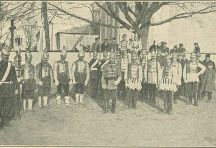 Czarno białe zdjęcie, strażacy w samodzielnie wykonanych przebraniach