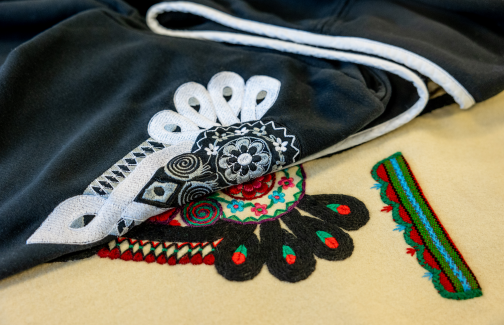 Góralska parzenica - zestawione obok siebie haft tradycyjny oraz nowoczesny, naszyty wzór