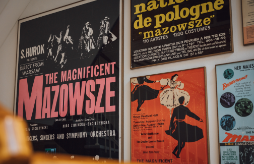 Fragment wystawy w Centrum Folkloru Polskiego, plakaty zespołu Mazowsze wiszące na ścianie