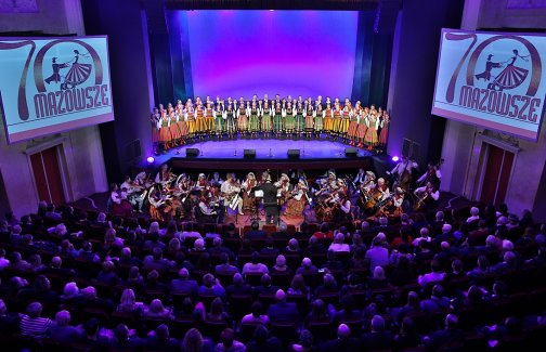 Koncert jubileuszowy z okazji 70-lecia zespołu Mazowsze, artyści na scenie Teatru Wielkiego