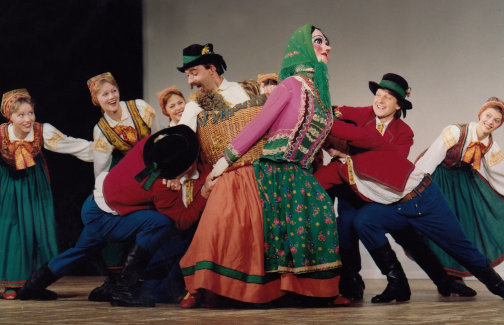 Fragment układu tanecznego zespołu Mazowsze, na scenie tancerze w kostiumach wilamowskich