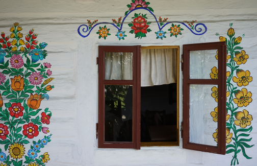 Fragment domu ze wsi Zalipie, okno z namalowanymi wokół kwiatami
