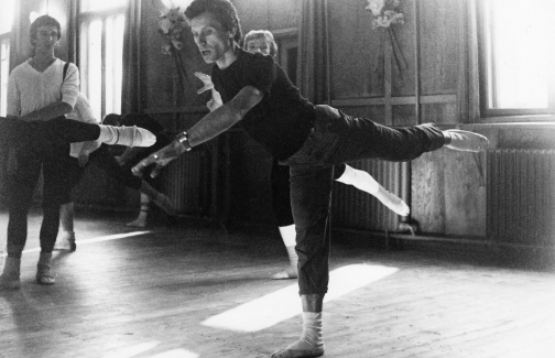 tancerze ćwiczący na sali baletowej, na pierwszym planie Witold Zapała