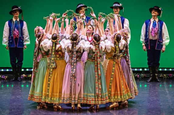 Mazowsze Ensemble performers on stage in costumes from the Pszczyna region