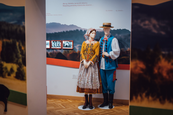Fragment ekspozycji Centrum Folkloru Polskiego Karolin, w tle widoczne na manekinach kostiumy rzeszowskie