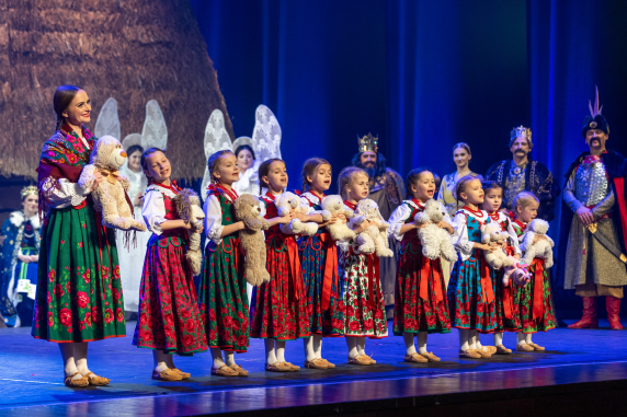 Scena z przedstawienia Betlejem Polskie, na pierwszym planie śpiewające dziewczynki w kostiumach górlaskich