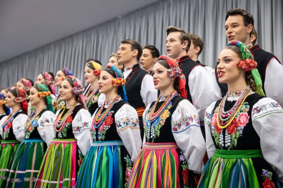 Członkowie Chóru Zespołu Mazowsze w kostiumach łowickich podczas koncertu na Sali Kameralnej w Karolinie