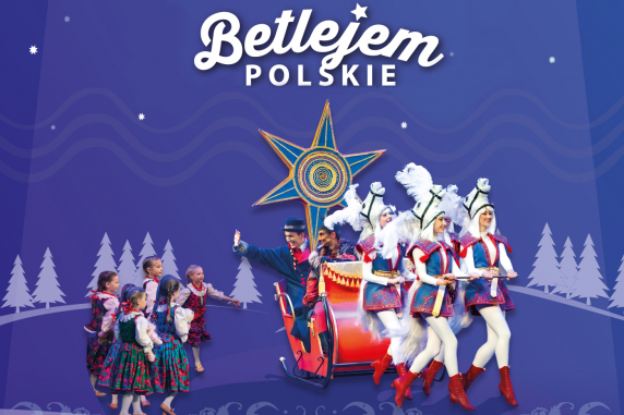 Plakat do spektaklu "Betlejem Polskie". Panowie przebrani jako konie ciągną czerwone sanie, na nich przyglądają się dziewczęta w strojach ludowychsanie