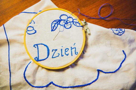 Making a Silesian wall hanging: needle, thread and an embroidery hoop