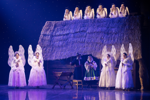 Scena z przedstawienia Betlejem Polskie, chóry aniołów, szopka, i Święta Rodzina