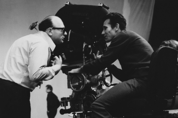 Witold Zapała siedzący przy kamerze rozmawiający z pochylającym się nad nim reżyserem filmu