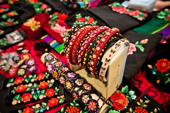 zdjęcie rękodzielniczej biżuterii, bransoletki, paski, chusty w kolorowe, ludowe kwiaty