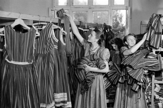 Mazowsze Ensemble employees hang costumes in the changing rooms c. 1955
