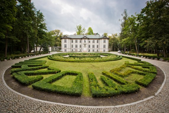 Pałac Karolin po renowacji, zielona, zadbana trawa, bukszpany wycięte w układające się słowo "Mazowsze"